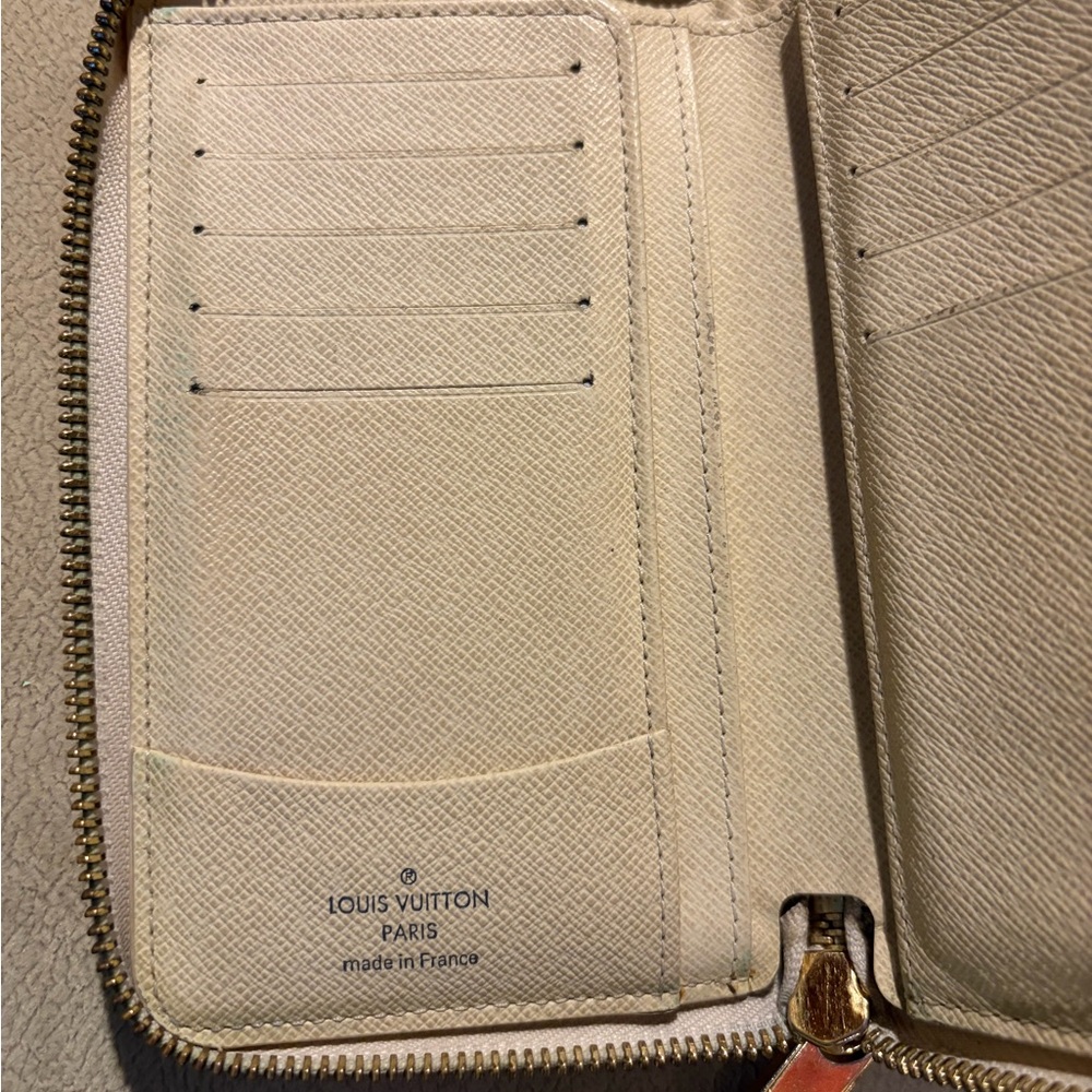 Louis Vuitton Vintage Beige and Gray Checkered Zippy Wallet. - Picture 6 of 10